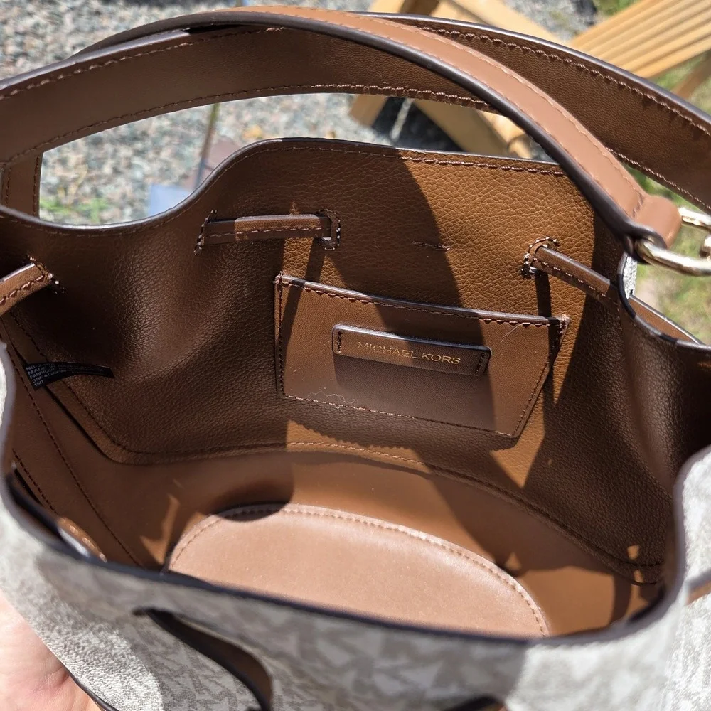 Michael Kors Reed MD Drawstring Bucket Messenger Handbag Purse + Snap Wallet - Picture 14 of 16